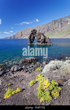 Las Playas Bucht mit dem Felsbogen Roque de Bonanza, El Hierro, Kanarische Inseln, Spanien Stockfoto