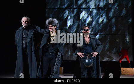 Weimar, Deutschland. 24. Februar 2016. Sebastian Kowski als Mephisto (L-R), Jonas Schlagowsky als Kaiser und Lutz Salzmann als Faust Proben eine Szene aus "Faust, Teil II" von Johann Wolfgang von Goethe auf der Bühne am Deutschen Nationaltheater in Weimar, Deutschland, 24. Februar 2016. Nach einer Pause von 8 Jahren inszeniert das Weimarer Theater wieder einmal eine Produktion von Goethes "Faust II". Theaterregisseur Hasko Weber leitet das Stück, das am 27. Februar 2016 Premieren. Foto: MARTIN SCHUTT/Dpa/Alamy Live News Stockfoto