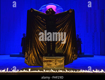 Weimar, Deutschland. 24. Februar 2016. Lutz Salzmann als Faust probt eine Szene aus "Faust, Teil II" von Johann Wolfgang von Goethe auf der Bühne am Deutschen Nationaltheater in Weimar, Deutschland, 24. Februar 2016. Nach einer Pause von 8 Jahren inszeniert das Weimarer Theater wieder einmal eine Produktion von Goethes "Faust II". Theaterregisseur Hasko Weber leitet das Stück, das am 27. Februar 2016 Premieren. Foto: MARTIN SCHUTT/Dpa/Alamy Live News Stockfoto