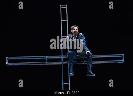 Weimar, Deutschland. 24. Februar 2016. Lutz Salzmann als Faust probt eine Szene aus "Faust, Teil II" von Johann Wolfgang von Goethe auf der Bühne am Deutschen Nationaltheater in Weimar, Deutschland, 24. Februar 2016. Nach einer Pause von 8 Jahren inszeniert das Weimarer Theater wieder einmal eine Produktion von Goethes "Faust II". Theaterregisseur Hasko Weber leitet das Stück, das am 27. Februar 2016 Premieren. Foto: MARTIN SCHUTT/Dpa/Alamy Live News Stockfoto