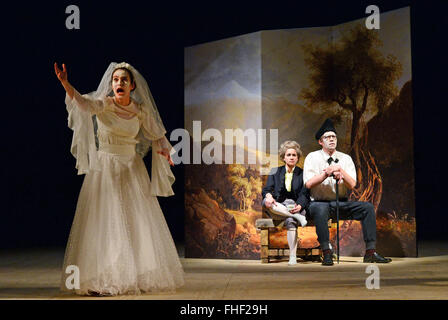 Weimar, Deutschland. 24. Februar 2016. Nadja Robine (L-R) als Baucis, Simone Müller als Wanderer und Krunoslav Sebrek als Philemon Proben eine Szene aus "Faust, Teil II" von Johann Wolfgang von Goethe auf der Bühne am Deutschen Nationaltheater in Weimar, Deutschland, 24. Februar 2016. Nach einer Pause von 8 Jahren inszeniert das Weimarer Theater wieder einmal eine Produktion von Goethes "Faust II". Theaterregisseur Hasko Weber leitet das Stück, das am 27. Februar 2016 Premieren. Foto: MARTIN SCHUTT/Dpa/Alamy Live News Stockfoto