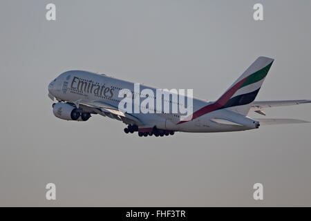 Emirates A380 Jet Passagierflugzeug aufsteigend nach Take off Stockfoto