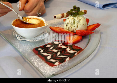 Wüste, dekoriert mit Obst und Eis Créme Brúlée Stockfoto