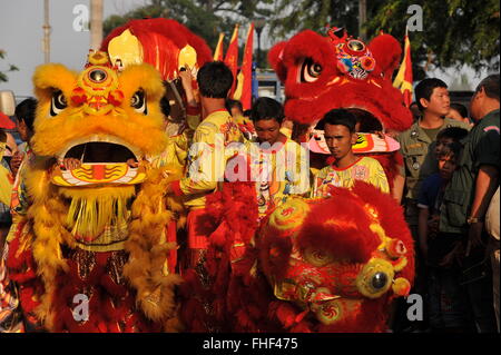 Phnom Penh feiert "Jahr des Affen" w / traditionellen Löwen tanzen während des chinesischen Neujahrsfestes. © Kraig Lieb Stockfoto