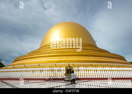 Beter vor Kaunghmudaw Pagode oder Yaiza Mani Sula Kaunghmudaw oder Rajamanicula, Sagaing Region, Myanmar, Burma Stockfoto