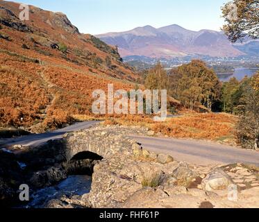 Blick auf Ashness Brücke über Barrow Beck mit Derwent Water nach hinten, in der Nähe von Keswick, Borrowdale, Lake District, Cumbria, England. Stockfoto