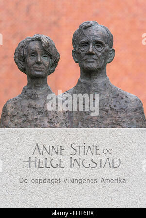 Denkmal mit den Büsten des Ehepaares Anne Stine und Helge Marcus Ingstad, Archäologe und Entdecker von der Viking Stockfoto