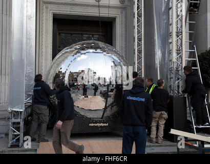 Glitter Ball außerhalb Freemasons Hall, London, im Jahre 1717 gegründet und ist die älteste Grand Lodge der Freimaurer in der Welt. Stockfoto