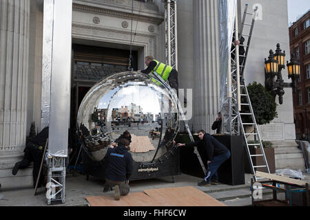 Glitter Ball außerhalb Freemasons Hall, London, im Jahre 1717 gegründet und ist die älteste Grand Lodge der Freimaurer in der Welt. Stockfoto