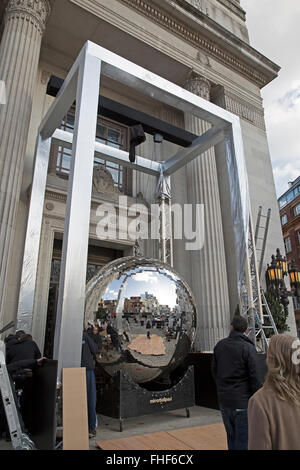 Glitter Ball außerhalb Freemasons Hall, London, im Jahre 1717 gegründet und ist die älteste Grand Lodge der Freimaurer in der Welt. Stockfoto