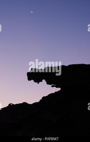 Die vulkanischen Felsformationen in der Silhouette bei Sonnenaufgang am Strand Los Escullos, Cabo de Gata Nationalpark, Almeria, Spanien Stockfoto