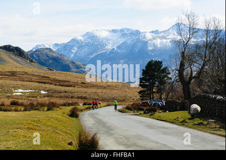 Radfahrer auf dem B5288 Buttermere Tal mit Blick auf hohe Stil und rot Hecht, Buttermere, Cumbria Stockfoto