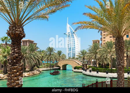 Eine allgemeine Ansicht des weltweit ersten sieben-Sterne-Luxushotel Burj Al Arab "Turm der Araber", Madinat Jumeirah in Dubai Stockfoto