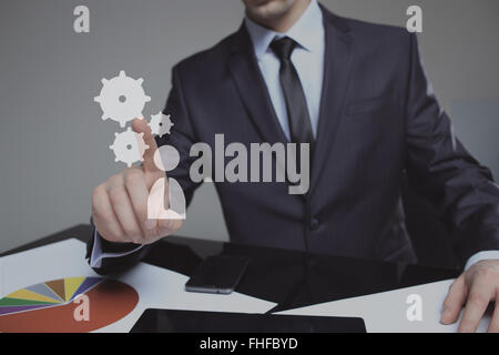 Geschäftsmann aktivieren Gears, Touch Screen Concept Stockfoto