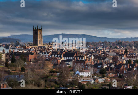 Ludlow Stadtzentrum Skyline dominiert St Laurences Kirchturm, mit braun Clee Hill Behins, Shropshire, UK Stockfoto