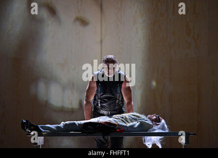 Weimar, Deutschland. 24. Februar 2016. Lutz Salzmann als Faust(BELOW) und Sebastian Kowski als Mephisto Proben eine Szene aus "Faust, Teil II" von Johann Wolfgang von Goethe auf der Bühne am Deutschen Nationaltheater in Weimar, Deutschland, 24. Februar 2016. Nach einer Pause von 8 Jahren inszeniert das Weimarer Theater wieder einmal eine Produktion von Goethes "Faust II". Theaterregisseur Hasko Weber leitet das Stück, das am 27. Februar 2016 Premieren. Foto: MARTIN SCHUTT/Dpa/Alamy Live News Stockfoto