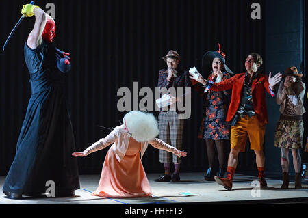 Weimar, Deutschland. 24. Februar 2016. Lutz Salzmann als Faust probt eine Szene aus "Faust, Teil II" von Johann Wolfgang von Goethe auf der Bühne am Deutschen Nationaltheater in Weimar, Deutschland, 24. Februar 2016. Nach einer Pause von 8 Jahren inszeniert das Weimarer Theater wieder einmal eine Produktion von Goethes "Faust II". Theaterregisseur Hasko Weber leitet das Stück, das am 27. Februar 2016 Premieren. Foto: MARTIN SCHUTT/Dpa/Alamy Live News Stockfoto