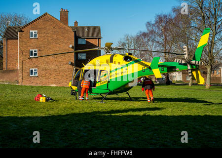 25. Februar 2016 Person gesunken in der verlassenen Kreide Grube Salisbury The Wiltshire Air Ambulance in landete der nahe gelegenen Wohngebiet Essex Platz eine Frau wurde mit Rücken und Hüftverletzungen, Salisbury District Hospital geflogen. Salisbury Credit: Paul Chambers/Alamy Live-Nachrichten Stockfoto