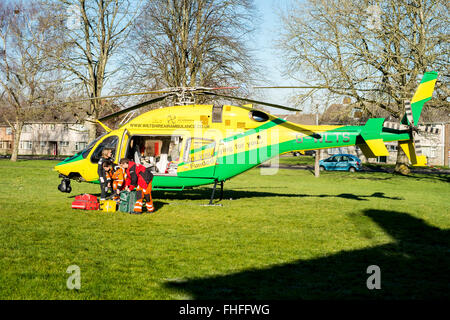 25. Februar 2016 Person gesunken in der verlassenen Kreide Grube Salisbury The Wiltshire Air Ambulance in landete der nahe gelegenen Wohngebiet Essex Platz eine Frau wurde mit Rücken und Hüftverletzungen, Salisbury District Hospital geflogen. Salisbury Credit: Paul Chambers/Alamy Live-Nachrichten Stockfoto