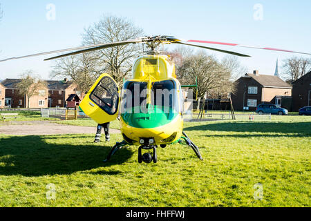 25. Februar 2016 Person gesunken in der verlassenen Kreide Grube Salisbury The Wiltshire Air Ambulance in landete der nahe gelegenen Wohngebiet Essex Platz eine Frau wurde mit Rücken und Hüftverletzungen, Salisbury District Hospital geflogen. Salisbury Credit: Paul Chambers/Alamy Live-Nachrichten Stockfoto