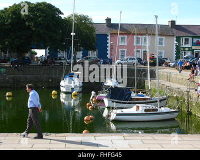 Aberaeron, Wales, UK. 8. August 2010. UK-Wetter: Warmen, sonnigen Tag, Häuser mit Blick auf Hafen und mulitcoloured Stockfoto