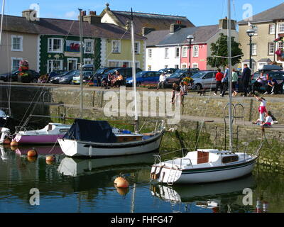 Aberaeron, Wales, UK. 8. August 2010. UK-Wetter: Warmen, sonnigen Tag, Häuser mit Blick auf Hafen und mulitcoloured Stockfoto