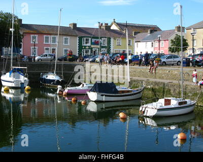 Aberaeron, Wales, UK. 8. August 2010. UK-Wetter: Warmen, sonnigen Tag, Häuser mit Blick auf Hafen und mulitcoloured Stockfoto