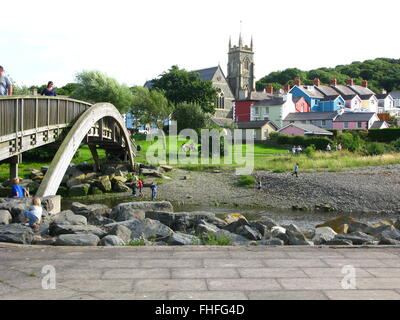 Aberaeron, Wales, UK. 8. August 2010. UK-Wetter: Warmen, sonnigen Tag, beherbergt über aussehende Fluss Aeron mit Kirche und mulitcoloured Stockfoto