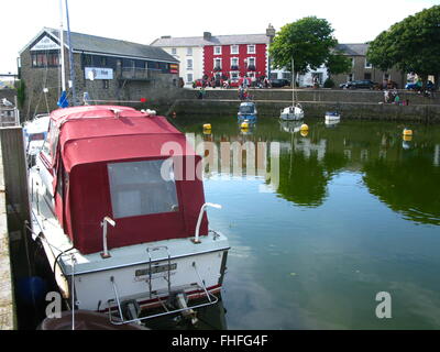 Aberaeron, Wales, UK. 8. August 2010. UK-Wetter: Warmen, sonnigen Tag, Häuser mit Blick auf Hafen und mulitcoloured Stockfoto