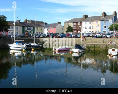 Aberaeron, Wales, UK. 8. August 2010. UK-Wetter: Warmen, sonnigen Tag, Häuser mit Blick auf Hafen und mulitcoloured Stockfoto