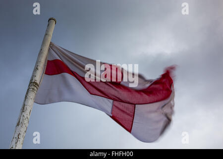 Englische Flagge im Wind über Ludlow Castle, Ludlow, Shropshire, England, UK Stockfoto