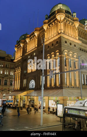 Abend-Blick von der Queen Victoria Building (QVB), George Street, Sydney, Australien. Stockfoto