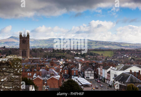 Ludlow Stadtzentrum, St. Laurence Kirche und Tittierstone Clee Hügel von Ludlow Castle, Shropshire Stockfoto