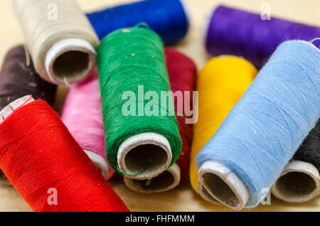 Nähgarn in verschiedenen Farben auf einem Haufen Stockfoto