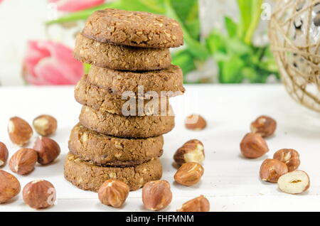 Haufen von integralen Cookies und Haselnüssen Stockfoto