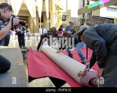 Los Angeles, CA, USA. 24. Februar 2016. Der rote Teppich ist vor dem Dolby Theater am Hollywood Boulevard nur wenige Tage vor der Oscar-Verleihung in Los Angeles, CA, USA, 24. Februar 2016 ausgerollt. Dutzende von Kamerateams erlebt die "Roll-out." Die Teppich - die über 100 Meter lang und 10 Meter breit - umfasst eine Strecke von in der Regel beschäftigt Hollywood Boulevard. Foto: Barbara Munker/Dpa/Alamy Live News Stockfoto