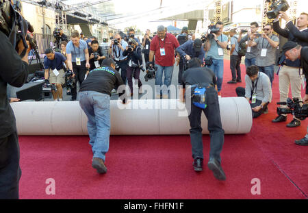 Los Angeles, CA, USA. 24. Februar 2016. Der rote Teppich ist vor dem Dolby Theater am Hollywood Boulevard nur wenige Tage vor der Oscar-Verleihung in Los Angeles, CA, USA, 24. Februar 2016 ausgerollt. Dutzende von Kamerateams erlebt die "Roll-out." Die Teppich - die über 100 Meter lang und 10 Meter breit - umfasst eine Strecke von in der Regel beschäftigt Hollywood Boulevard. Foto: Barbara Munker/Dpa/Alamy Live News Stockfoto