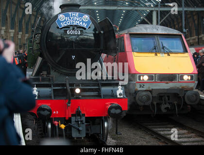 Kings Cross Station, London, UK. 25. Februar 2016. Kultige Dampf Lokomotive Flying Scotsman Bahnhof Kings Cross Plattform 1 fährt um 07:40, eine feierliche Eröffnung laufen entlang der East Coast Mainline nach einem Jahrzehnt zu reisen lange 4.2million Pfund Restaurierung. Diese historische Reise zwischen London und York, ist die erste Gelegenheit für die Öffentlichkeit zu den geliebten Motor in grün und mit seiner legendären Typenschild zu sehen. Bildnachweis: Malcolm Park Leitartikel/Alamy Live-Nachrichten Stockfoto