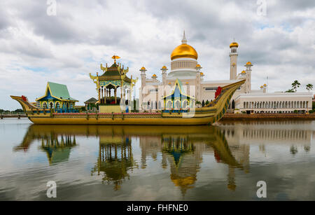 Moschee Sultan Omar Ali Saifuddin Moschee und Royal Barge in Bsb, Bandar Seri Begawan, Brunei. Stockfoto