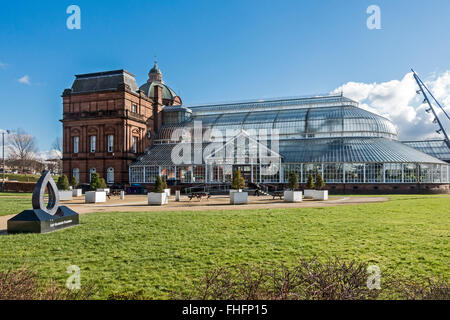 Im Volkspalast und Winter Garten in Glasgow Green Glasgow Schottland mit internationalen Workers Memorial Day 28 April-Denkmal Stockfoto