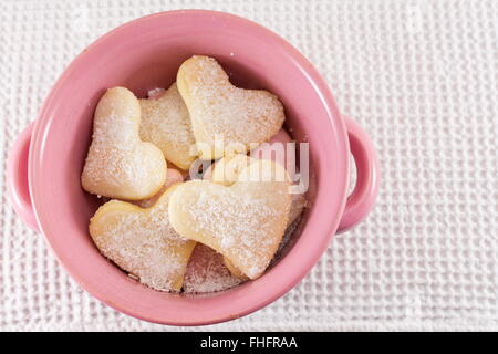 Herzförmige Kekse in einer rosa Schale Stockfoto