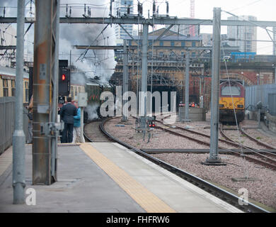 Kings Cross Station, London, UK. 25. Februar 2016. Kultige Dampf Lokomotive Flying Scotsman Bahnhof Kings Cross Plattform 1 fährt um 07:40, eine feierliche Eröffnung laufen entlang der East Coast Mainline nach einem Jahrzehnt zu reisen lange 4.2million Pfund Restaurierung. Diese historische Reise zwischen London und York, ist die erste Gelegenheit für die Öffentlichkeit zu den geliebten Motor in grün und mit seiner legendären Typenschild zu sehen. Bildnachweis: Malcolm Park Leitartikel/Alamy Live-Nachrichten Stockfoto