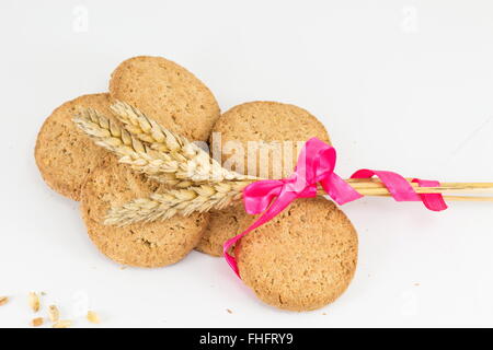 Integrale Cookies und eine Decprated Weizen Pflanze auf weißen baclground Stockfoto