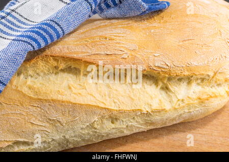 Hausgebackenes Brot auf dem Holztisch Stockfoto