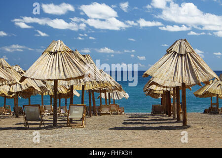 Sommerstrand mit liegen und Sonnenschirmen in Montenegro Stockfoto