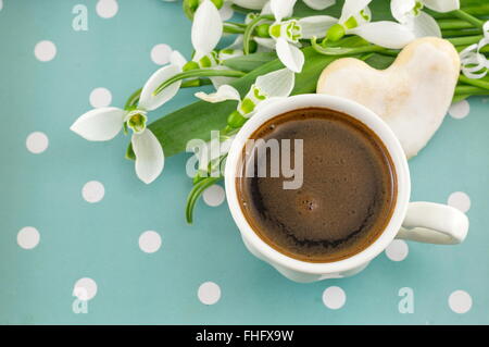 Tasse Kaffee mit frischen Schneeglöckchen Stockfoto