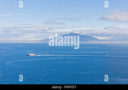 Malerische Morgen Blick auf Golf von Neapel und den Vesuv im Hintergrund. Blick vom Sorrento City, Kampanien, Italien Stockfoto