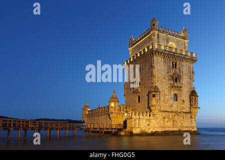 Turm von Belem beleuchtet in der Abenddämmerung. Lissabon Portugal Stockfoto