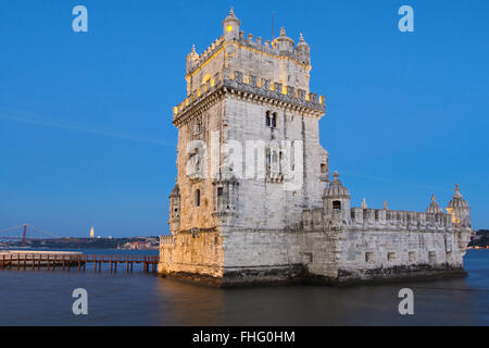 Turm von Belem in Lissabon beleuchtet in der Abenddämmerung. Portugal Stockfoto