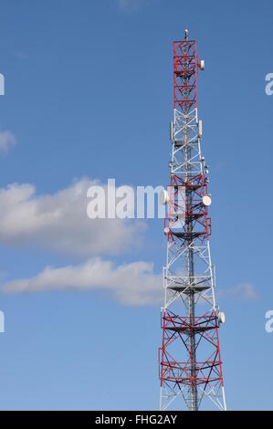 Fernmeldeturm gegen den blauen Himmel Stockfoto